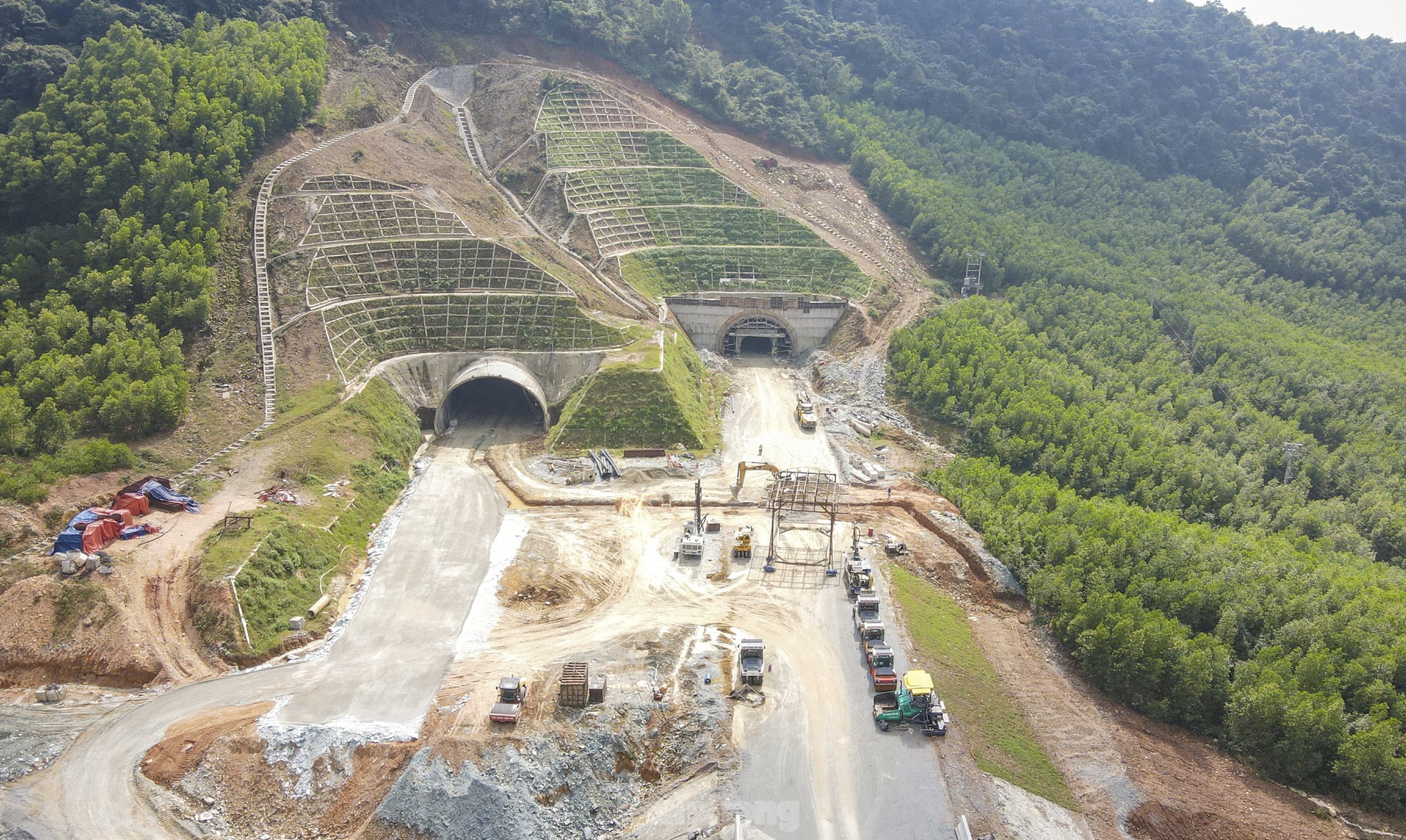 La construction de l'autoroute de 100 km de long à travers Ha Tinh est sur le point d'être achevée, photo 10