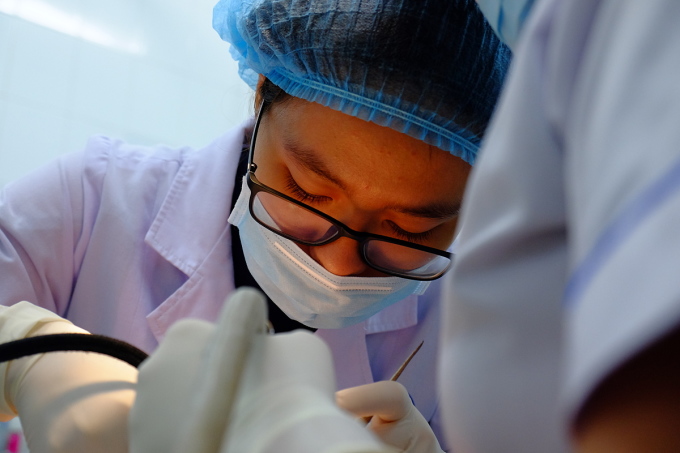 Les médecins de Ho Chi Minh-Ville examinent et soignent les dents des patients. Photo : Le Phuong