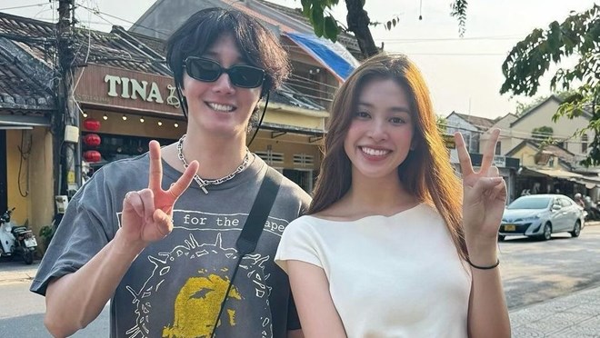 La foto de la señorita Tieu Vy con un actor coreano en Hoi An causa revuelo.