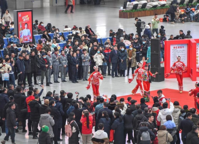 Turistas observan una actuación en la estación de tren de Changchun, provincia de Jilin, el 26 de enero. Foto: Xinhua