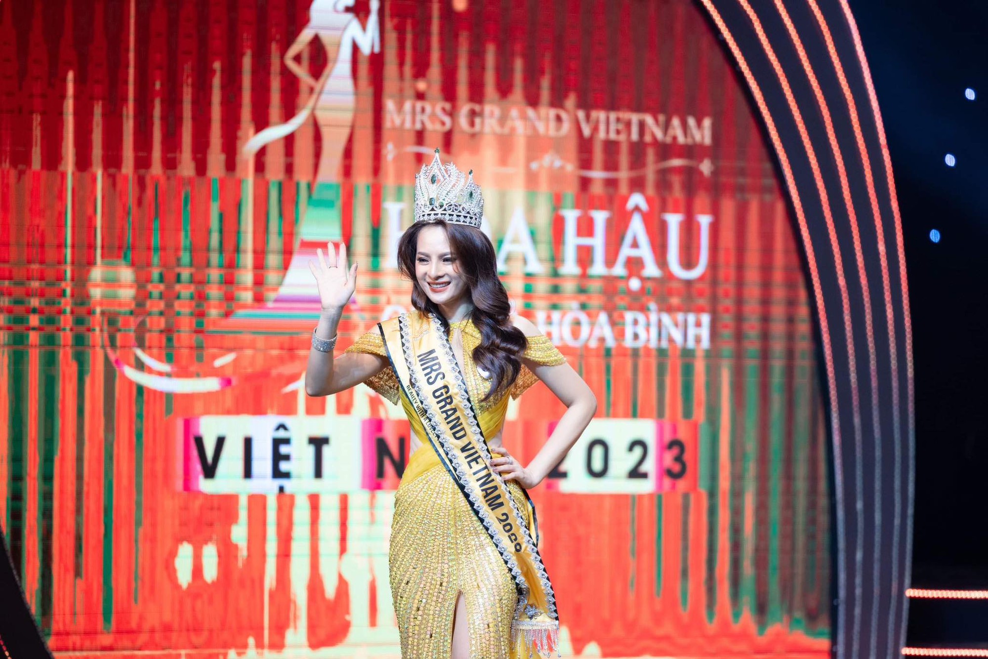 Quý bà từng bị trầm cảm đăng quang Mrs Grand Vietnam 2023 - Ảnh 2.