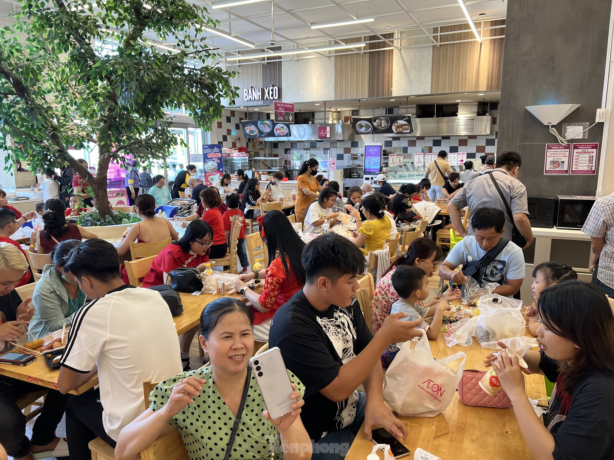 Food stalls at shopping malls are packed on the third day of Tet photo 4