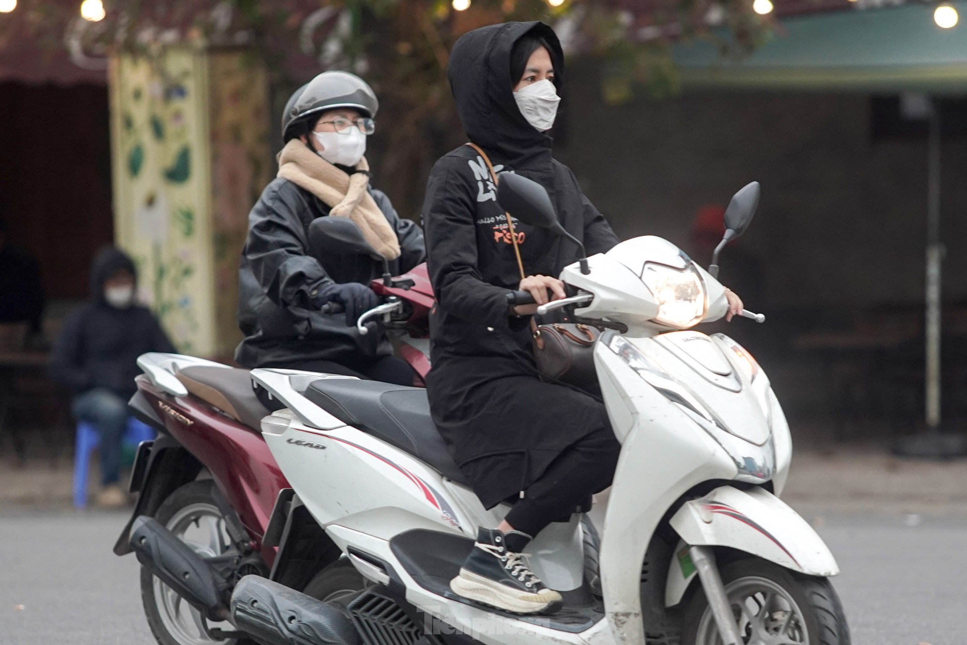 Hanoi is covered in fine dust from morning to afternoon, many buildings 'disappear' photo 18