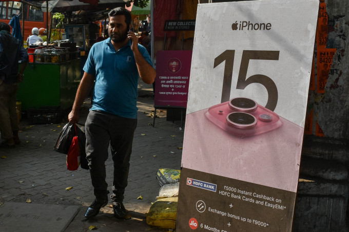 Ein Mann geht am 6. November 2023 in Kalkutta, Indien, an einer Werbung für das Apple iPhone 15 vorbei. Foto: AFP