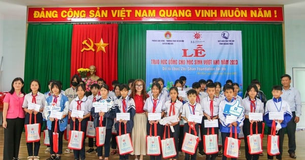 Trao 335 suất học bổng cho học sinh nghèo vượt khó