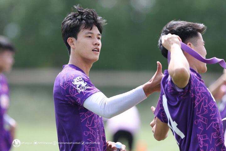 Luong Duy Cuong nimmt zum zweiten Mal an der U23-Asia-Endrunde teil. Dieser Spieler bietet Trainer Hoang Anh Tuan mehr Optionen, da er gut auf den Positionen des Innenverteidigers und des defensiven Mittelfelds spielen kann.