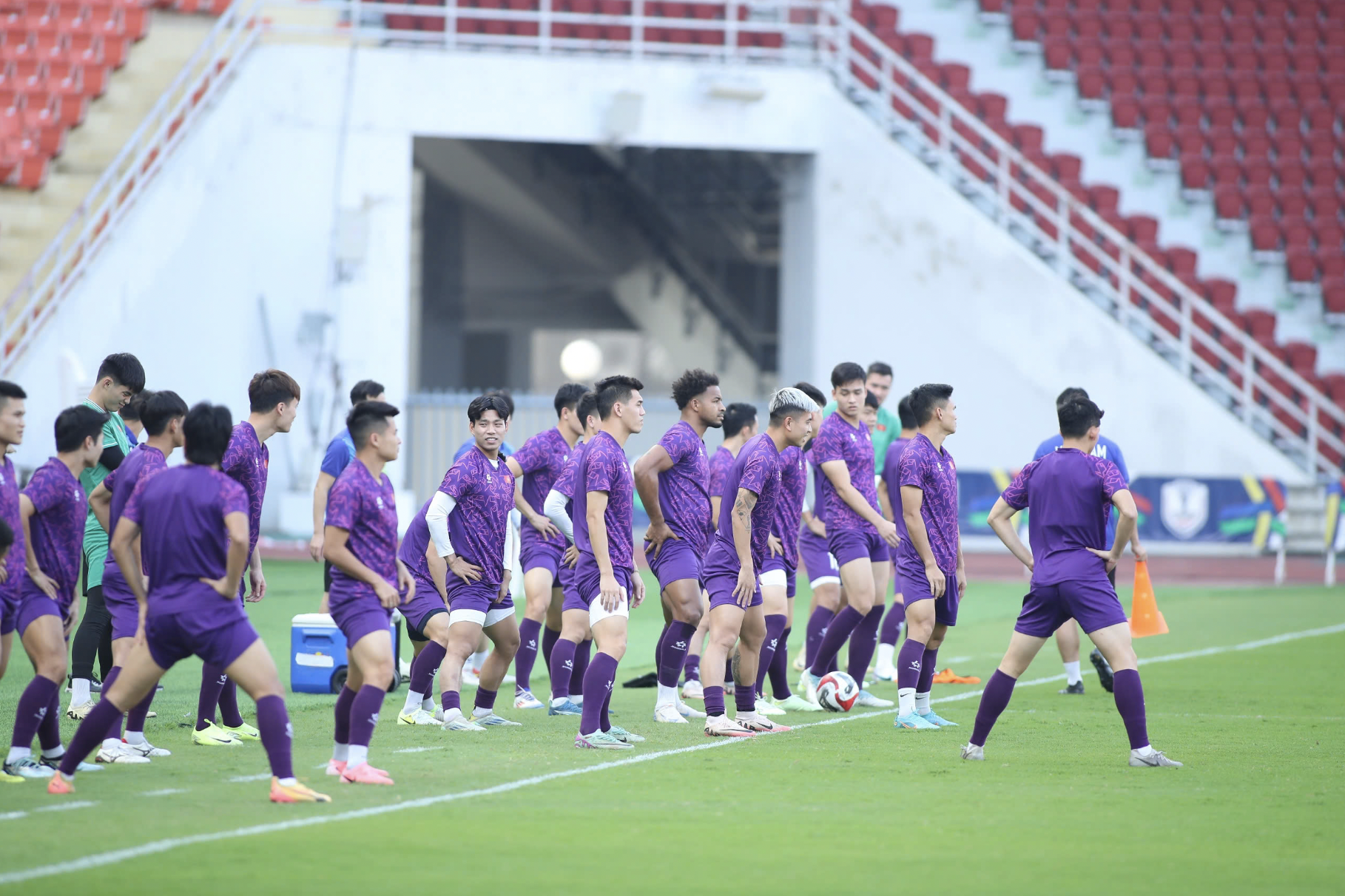 Nguyen Xuan Son and Vietnamese players excitedly try out Rajamangala pitch photo 1