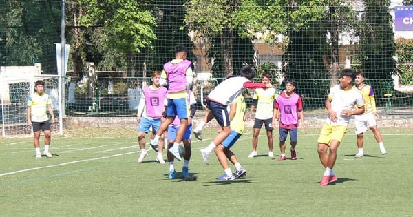 El equipo de la Universidad Tay Nguyen entrena en la temporada soleada y ventosa