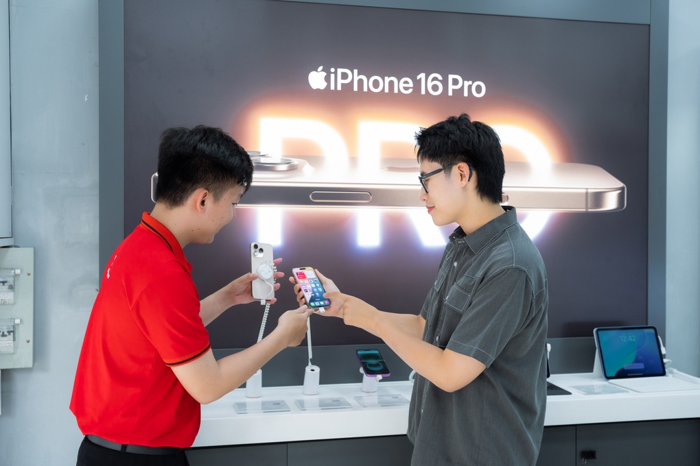 Khách hàng lên đời iPhone 16 Pro Max, đại lý tặng ngay Airpods 4 mới - 2