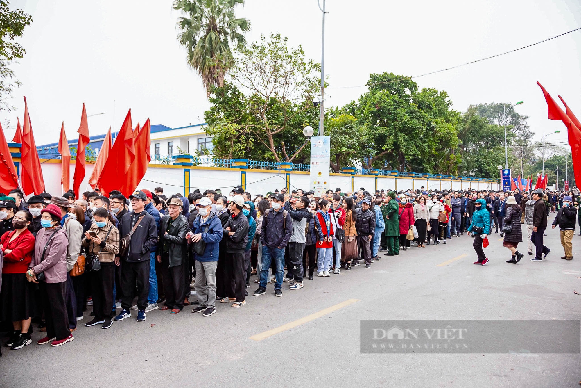 Hàng nghìn người dân xếp hàng từ tờ mờ sáng vào xem Triển lãm Quốc phòng Quốc tế Việt Nam 2024- Ảnh 3.