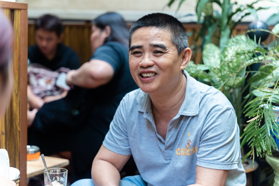มาที่นี่เพื่อเพลิดเพลินกับกาแฟที่ผ่านการรับรองไข่ทุกวัน คุณเล ดิงห์ เหงียน (เขตถั่นซวน ฮานอย) เล่าว่า “ผมเกิดและเติบโตในฮานอย ภายในร้านกาแฟที่ผ่านการรับรองนี้เป็นของฮาออริจินัล สำหรับฉันแล้วมันคือประวัติศาสตร์ที่หลงเหลืออยู่ ที่นี่ร้านอาหารใช้โต๊ะและเก้าอี้ไม้เพื่อผสมผสานลักษณะแบบชนบทและโบราณ ด้วยความที่ผมอนุมัติ บรรยายกาศรับรองกาแฟ ไข่อร่อยบริสุทธิ์และพิเศษกว่าร้านอื่นครับ