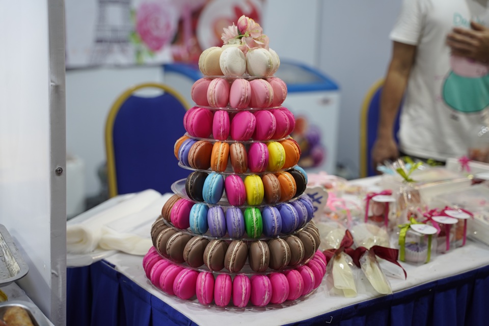 Torre de macarons meticulosamente dispuesta.