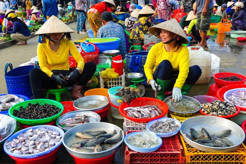 Los vendedores venden todo tipo de pescado.