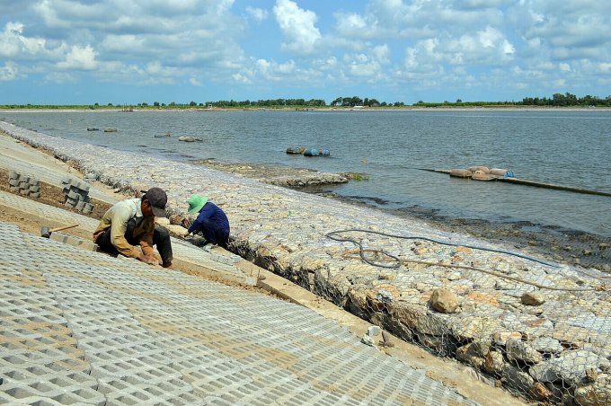 កម្មករ​សាងសង់​ដំបូល​អាង​ស្តុក​ទឹក​សាប​ធំ​ជាង​គេ​ក្នុង​ខេត្ត Ca Mau រូបថត៖ អានមិញ