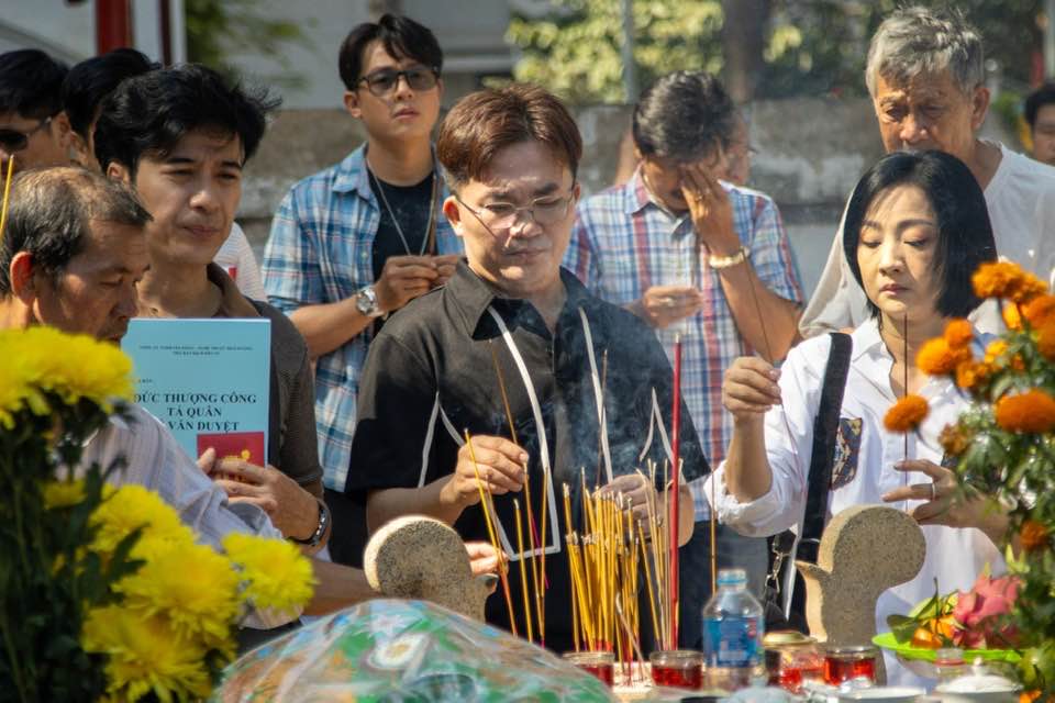 Đại Nghĩa, Đình Toàn, Mỹ Duyên xúc động trong ngày viếng Lẵng 