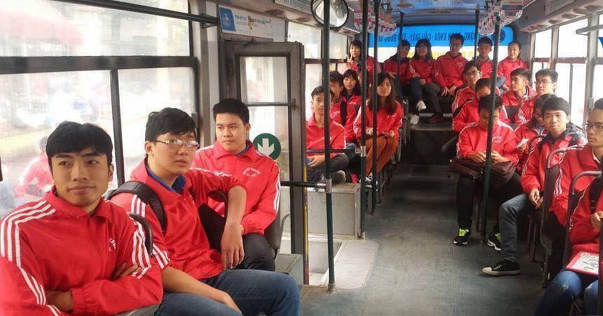 Les étudiants de l'Université des sciences et technologies de Hanoi obtiennent des points de formation supplémentaires lorsqu'ils prennent le bus