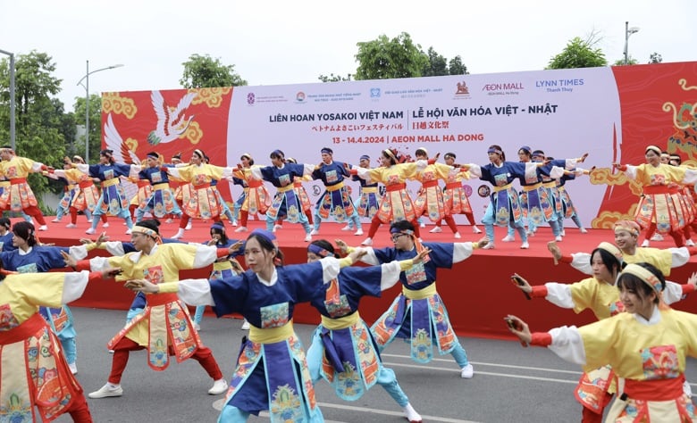 Yosakoi performance at Vietnam Japan Cultural Festival 2024 photo 2