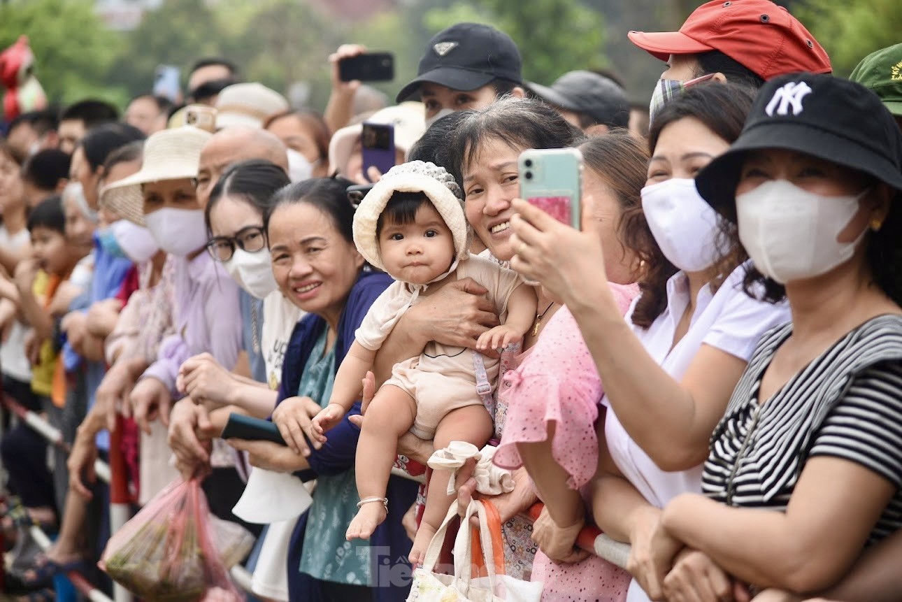 Độc đáo nghi thức kéo co ngồi tại lễ hội Đền Trấn Vũ ảnh 15