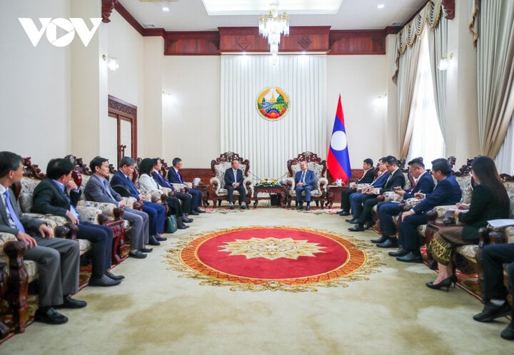 Member of the Politburo, Deputy Prime Minister of Laos Kikeo Khaykhamphithoun warmly received the Voice of Vietnam delegation led by Deputy General Director Tran Minh Hung.