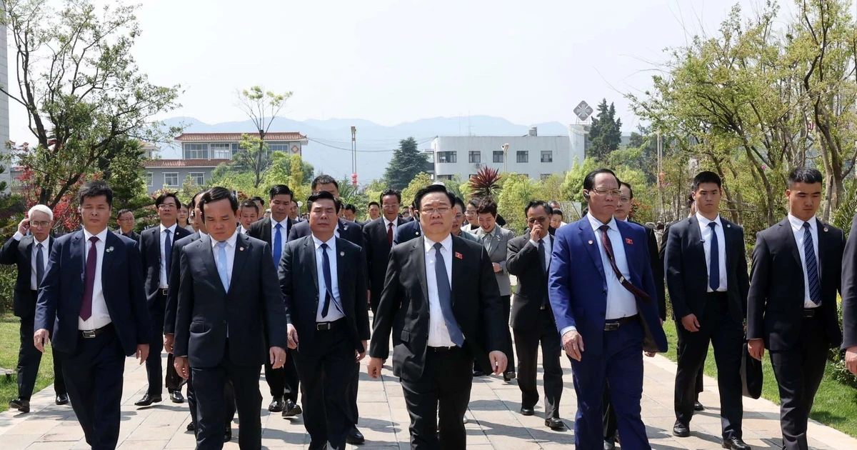 ประธานสภานิติบัญญัติแห่งชาติเยือน “ผลงานเชิงปฏิบัติ” ต่อความสัมพันธ์เวียดนาม-จีน