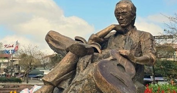 Quelle est la particularité de la statue en bronze de Trinh Cong Son sur le point d’être inaugurée à Hué ?