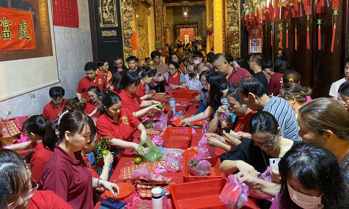 Saigon people go to 'borrow luck' at night