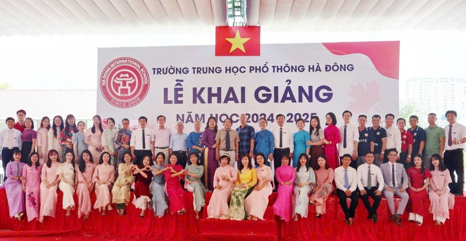  Tập thể cán bộ, giáo viên Trường THPT Hà Đông trong Lễ khai giảng năm học 2024 – 2025.