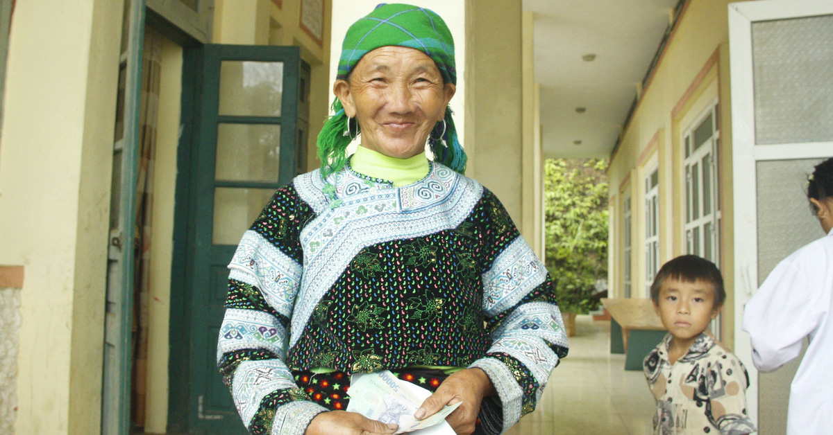 Los 'portadores de pañuelos' de la ciudad de Ho Chi Minh construyen casas y realizan exámenes médicos a las personas en las zonas inundadas del norte