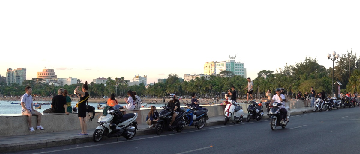 Nachmittags versammeln sich immer mehr Menschen und Touristen am Strand, um den Sonnenuntergang zu beobachten und Fotos zu machen. Unter ihnen sind viele Ausländer, die nach Vung Tau kommen. Foto: Thanh An