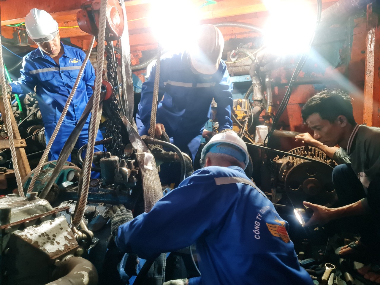 Sửa chữa tàu đánh bắt cá ngừ của Khánh Hòa bị hư hỏng trên vùng biển- Ảnh 1.