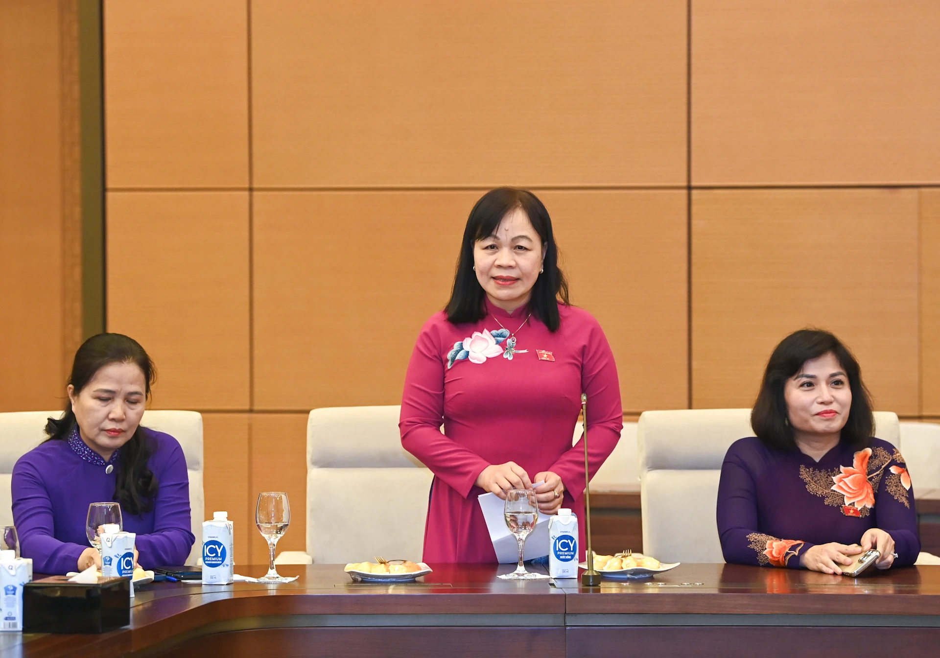 [Foto] Der Vorsitzende der Nationalversammlung, Tran Thanh Man, trifft sich mit hauptamtlichen weiblichen Abgeordneten der Nationalversammlung in der Zentralregion. Foto 4