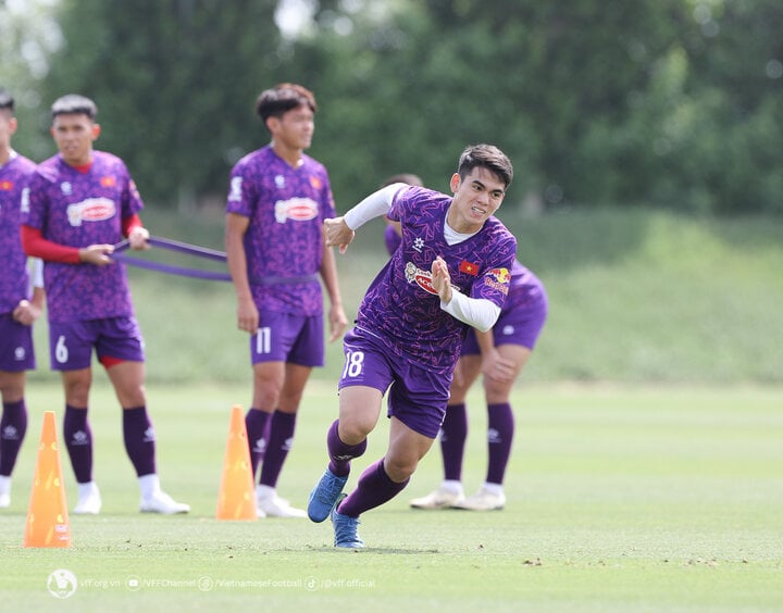 Mittelfeldspieler Khuat Van Khang konzentrierte sich voll und ganz auf die Trainingseinheit. Die Spieler von The Cong Viettel gehören zu den erfahrensten im Team.