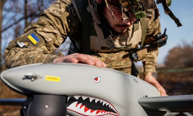 Ukrainian soldiers prepare a UAV for takeoff in Kharkiv province in October 2023. Photo: Reuters