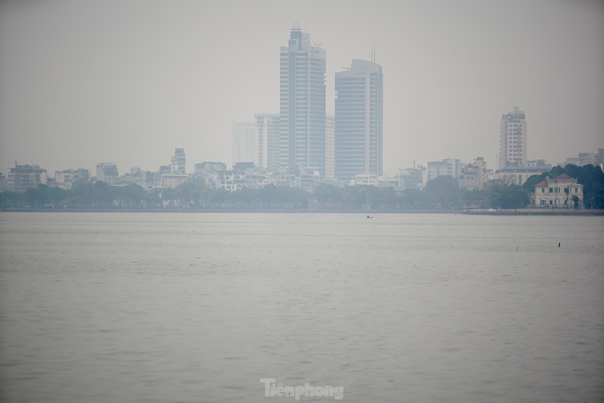 Hanoi is covered in fine dust from morning to afternoon, many buildings 'disappear' photo 4