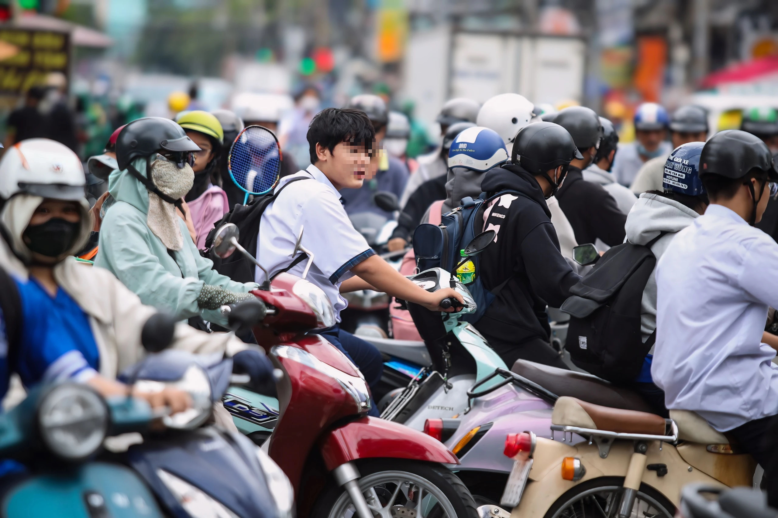 Tràn ngập học sinh lái xe máy trên 50 phân khối ở TP.HCM- Ảnh 14.