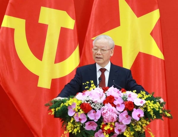 Fiers et confiants sous le drapeau glorieux du Parti, déterminés à construire un Vietnam de plus en plus riche, civilisé, cultivé et héroïque.