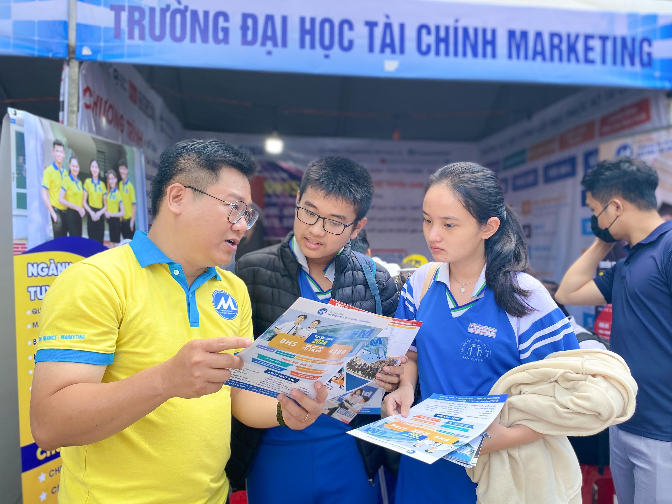 Náo nhiệt gian hàng tư vấn mùa thi Đà Nẵng, học sinh hào hứng được 'truyền lửa'- Ảnh 6.