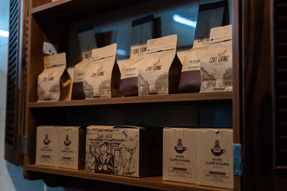 ในกรุงฮานอยปัจจุบันมีร้านขายกาแฟอยู่มากมาย ไข่อนุมัติ แต่ไม่มีรสชาติเหมือนที่ซาง สิ่งสำคัญที่ขาดไปคือประสบการณ์ เป็นความลับของครอบครัว คือจิตวิญญาณ คือความทรงจำ ผลิตภัณฑ์กาแฟที่ได้รับการรับรองเต็มไปด้วยการออกแบบที่เป็นเอกลักษณ์และบรรจุภัณฑ์ที่น่าดึงดูด ทรัพย์สินที่เป็นมิตรต่อสิ่งแวดล้อมและเรียบง่ายนี้ดึงดูดความสนใจ ý ของการตอบรับของคนรักกาแฟในเวียดนาม