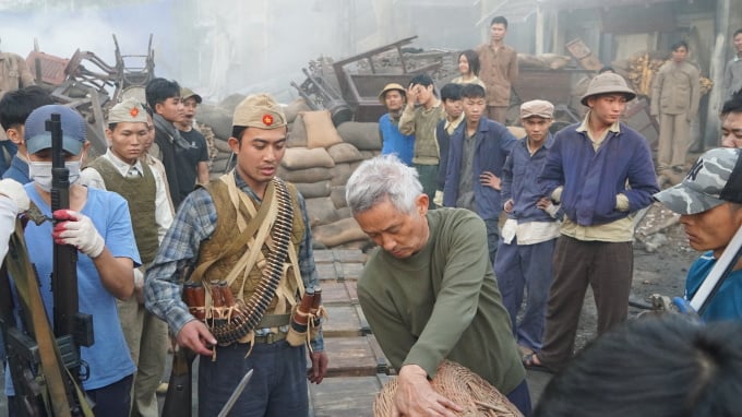 Director Phi Tien Son (white hair) with actor Doan Quoc Dam.