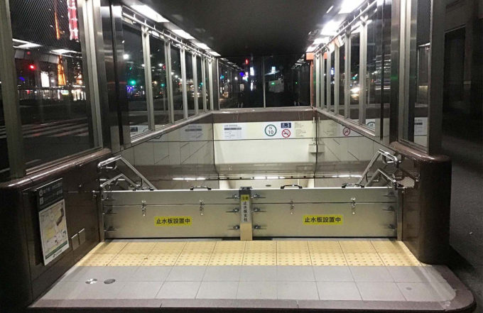 Height-adjustable floodgate installed at Ben Thanh station, District 1. Photo: MAUR