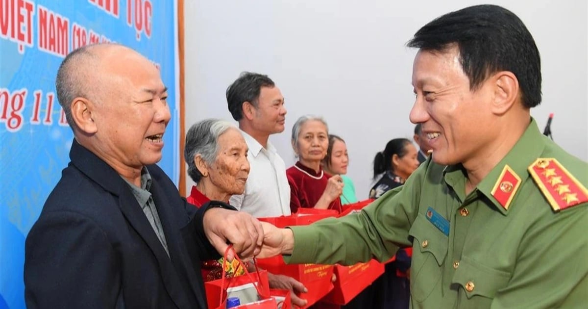 El general Luong Tam Quang asiste al Día de la Gran Unidad Nacional en Lao Cai