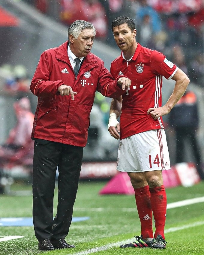 Alonso mit Trainer Ancelotti während seiner Zeit beim Bayern München. Foto: AFP