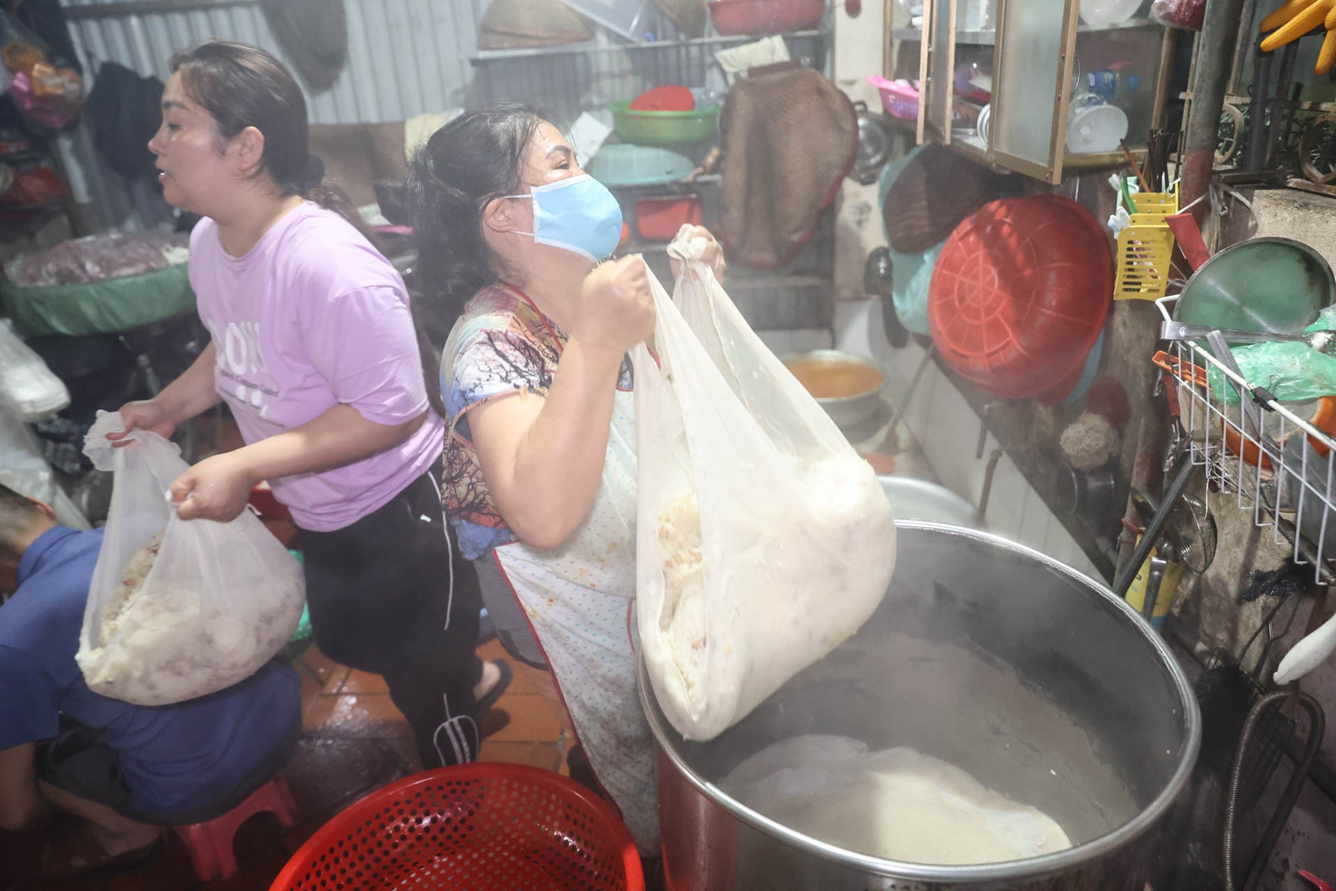 Behind the story of Phu Thuong residents driving cars to sell sticky rice on the sidewalk photo 2