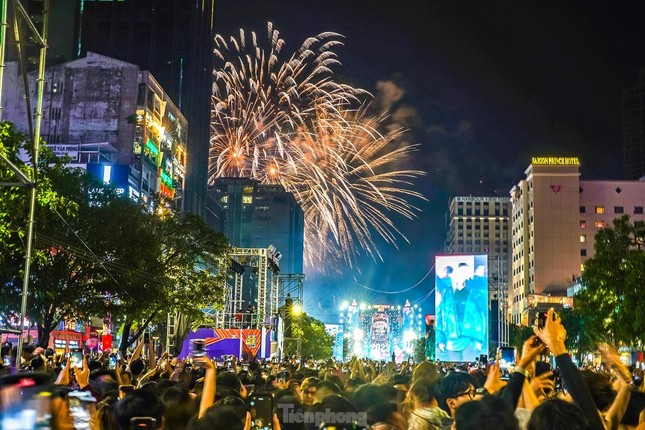 ホーチミン市、2025年大晦日に15分間の花火を打ち上げる（写真1）