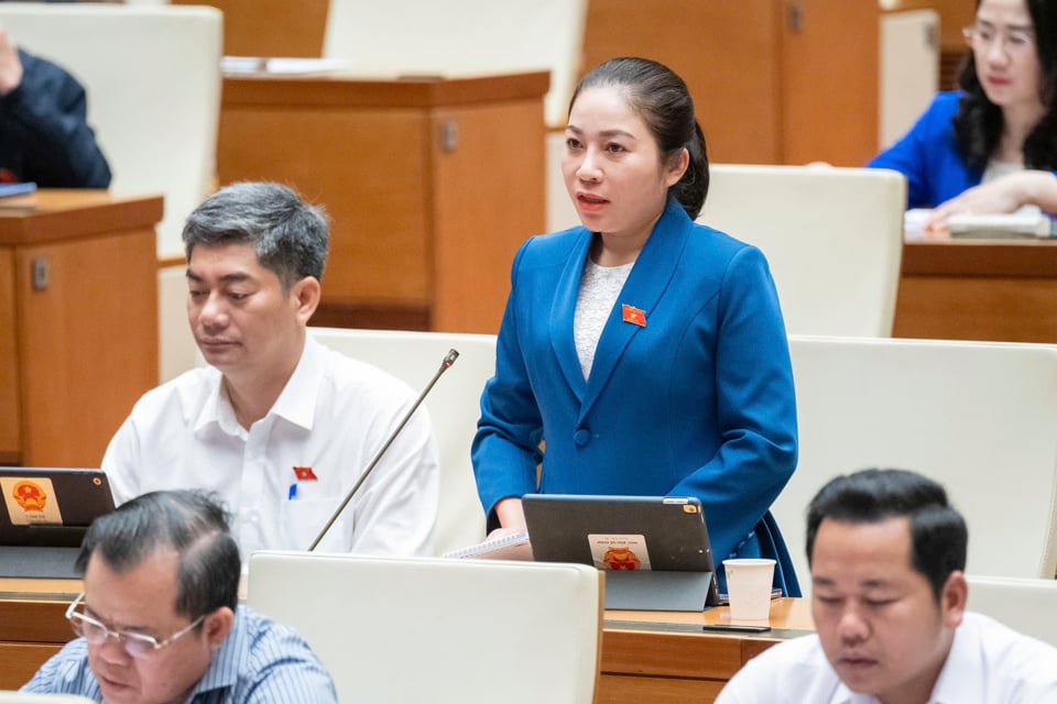 Delegierter Phuc Binh Nie Kdam (Delegation der Nationalversammlung von Dak Lak) forderte den Gouverneur der Staatsbank auf, Maßnahmen zur Kontrolle und Handhabung illegaler Devisenhandelsaktivitäten zu erläutern – Foto: Quochoi.vn