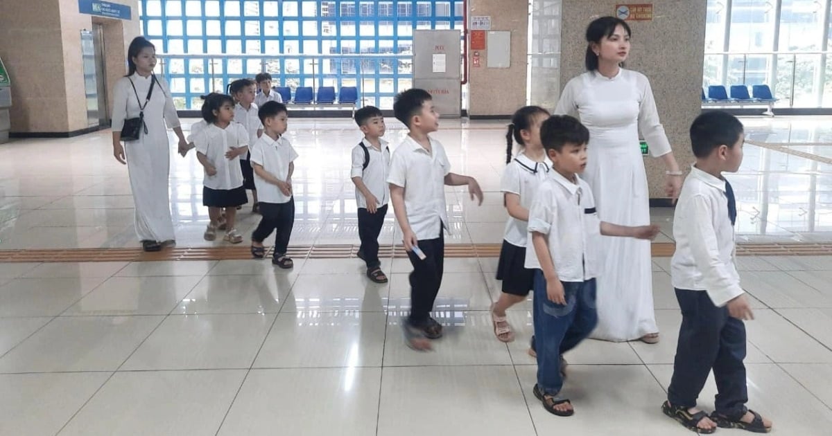 하노이 학생들이 기차에서 과외 활동을 경험하다