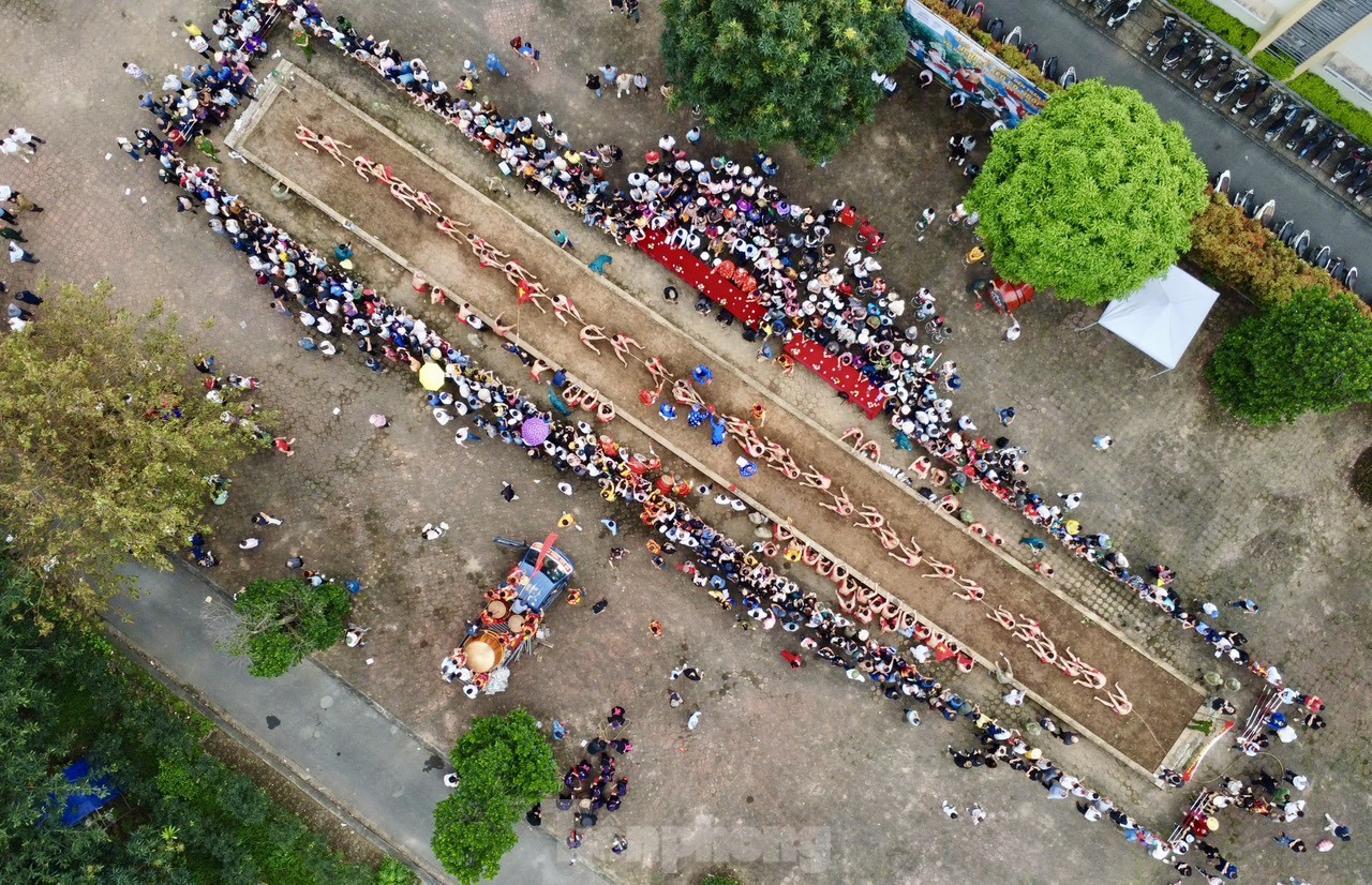 Ritual único de tira y afloja sentado en el festival del Templo Tran Vu (foto 6)