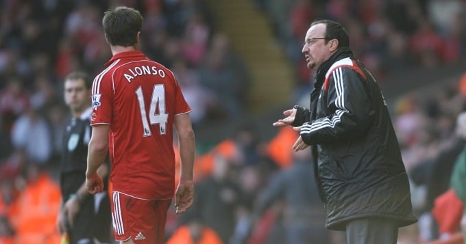 Alonso hört auf die Anweisungen von Trainer Rafa Benitez, als sie beide für Liverpool in der Premier League spielten. Foto: AFP