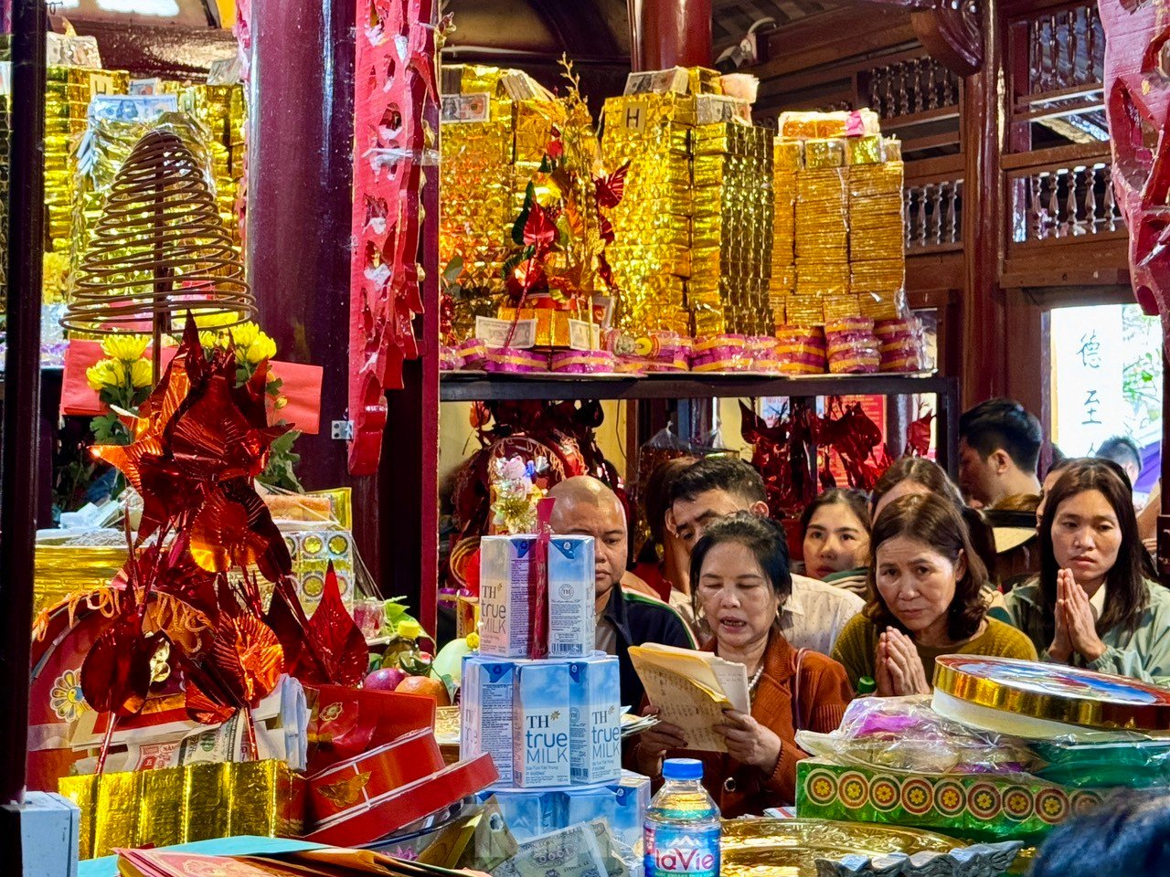 バチュアコー寺院は、福の神の日に「お金を借りる」客で混雑する 写真12