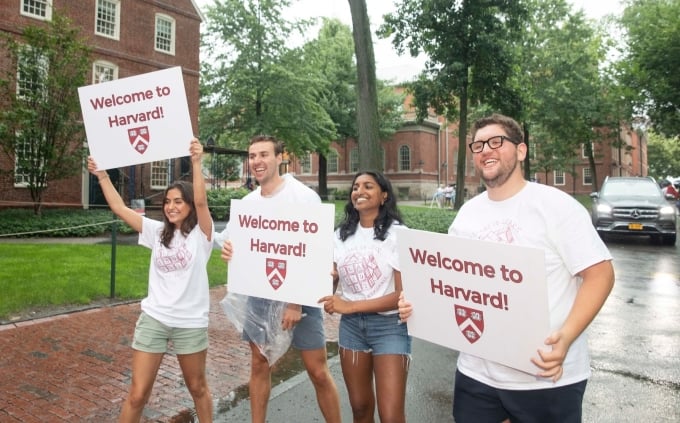 Les étudiants de l'Université de Harvard accueillent les nouveaux étudiants qui entrent au semestre d'automne 2023. Photo : Université de Harvard